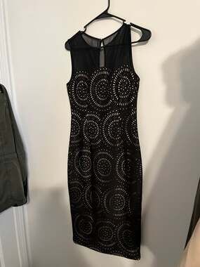 Maggy London Laser Cut Eyelet Sheath Dress with Mesh Illusion Neckline Black Siz